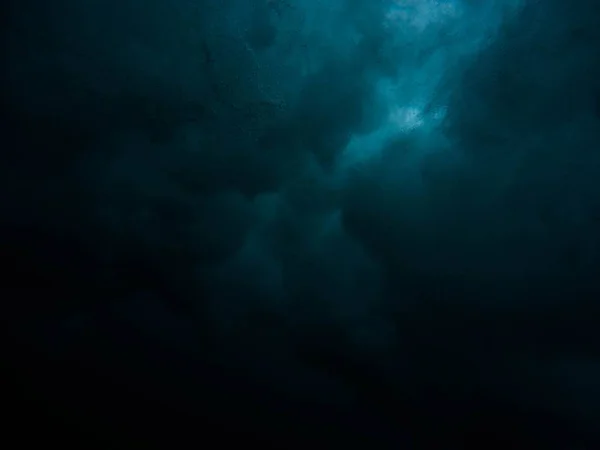 暗い水中テクスチャの美しいクローズアップショット - 完璧な壁紙や背景 — ストック写真