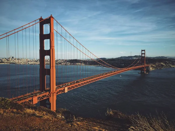 Beau Cliché Pont Porte Par Une Journée Ensoleillée — Photo