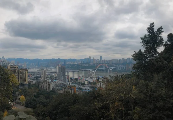 Beautiful wide shot of Yuzhong Qu, China with cloudy sky and greenery in the foreground — Stock Photo, Image