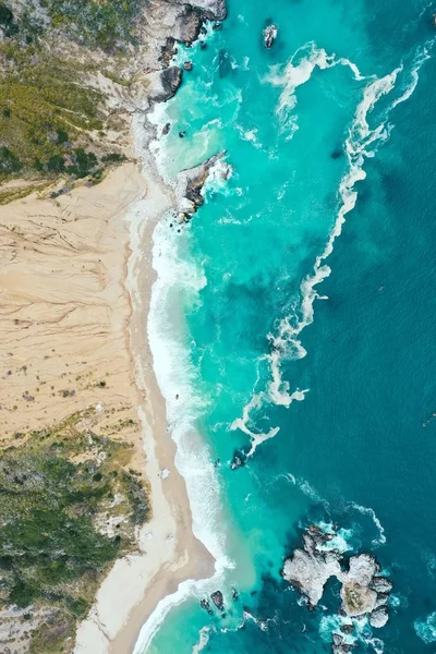 Vista aérea vertical de la hermosa costa del mar con agua limpia azul y playa de arena — Foto de Stock