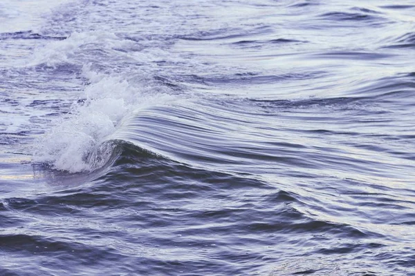Tourné d'une belle vague dans la mer — Photo
