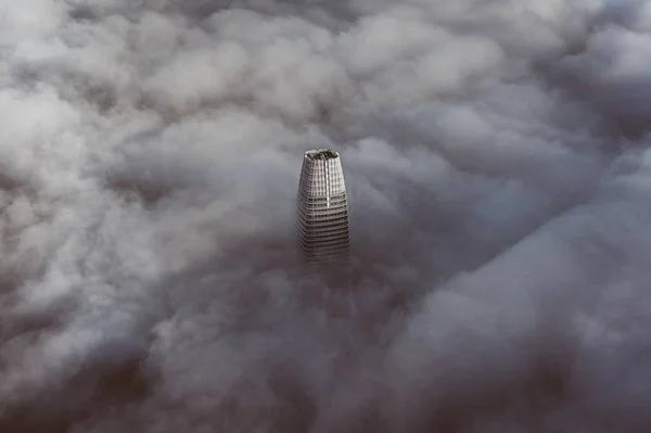 Vrchol Nejvyšší Budovy San Franciscu Byl Zahalen Mraky — Stock fotografie