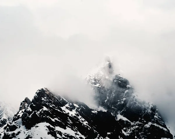 Gyönyörű lövés a magas sziklás hegyek szereplő fehér természeti köd — Stock Fotó