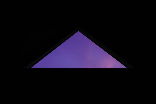 Fond frais avec un triangle violet sur un fond sombre — Photo