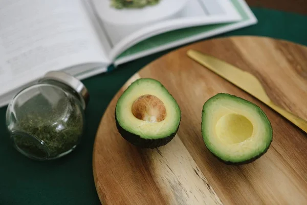 Primer plano del aguacate en una bandeja de madera —  Fotos de Stock