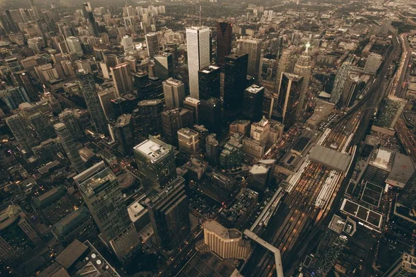 日の出時の都会の美しい都市の空中ショット — ストック写真