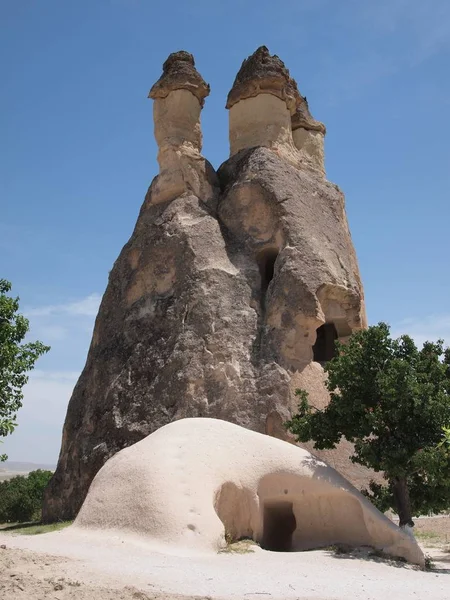 Formazioni rocciose conosciute anche come "camini delle fate" in Cappadocia, Turchia — Foto Stock