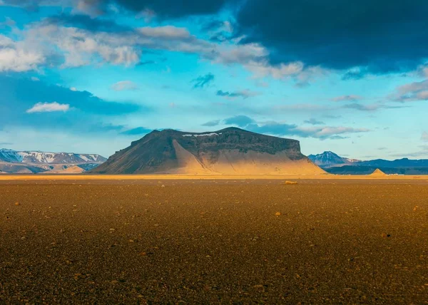 Una hermosa roca en un desierto —  Fotos de Stock