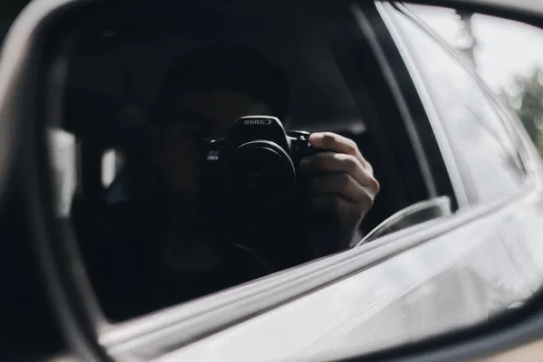 Guy taking a photo of himself in the car mirror — Stock Photo, Image