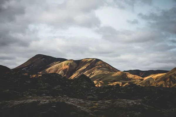 Hermosa amplia toma de montañas bajo un cielo azul claro — Foto de Stock