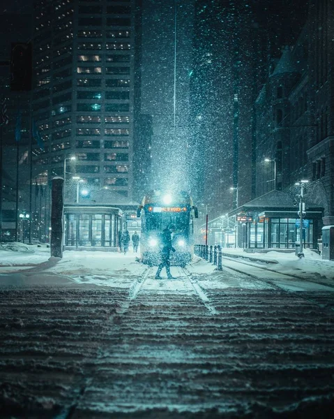 Verticaal schot van een persoon voor een trein op een besneeuwde weg — Stockfoto