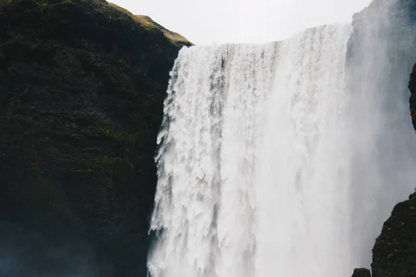 Beau paysage de grandes chutes d'eau étonnantes et à couper le souffle dans la nature — Photo