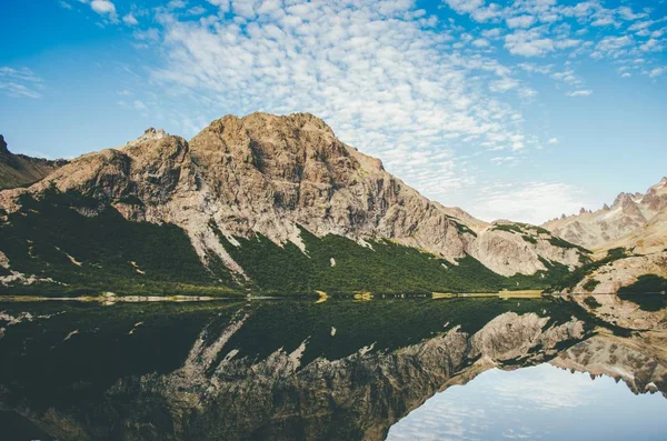 Ένα Όμορφο Πλάνο Ενός Βραχώδους Βουνού Δίπλα Μια Λίμνη Αντανάκλαση — Φωτογραφία Αρχείου