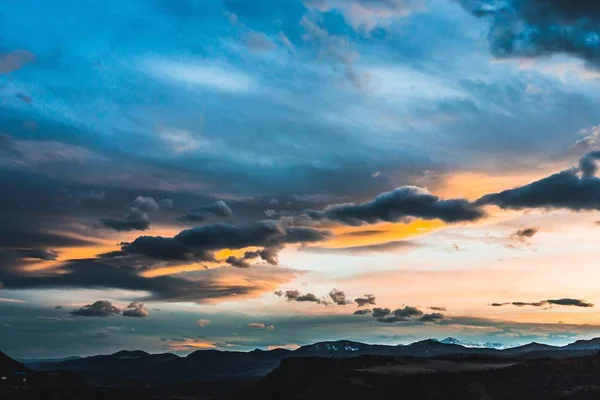 Hermosa gran distancia tiro de montañas durante la puesta del sol — Foto de Stock