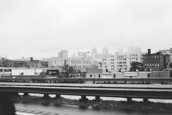 Černobílá Střela Vysokých Budov Přes Silnici Městě — Stock fotografie
