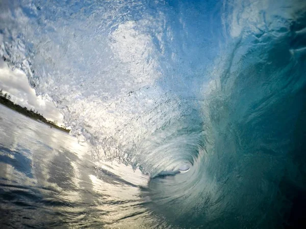 Plan rapproché magnifiquement détaillé de fortes vagues océaniques - fond d'écran de surf parfait — Photo