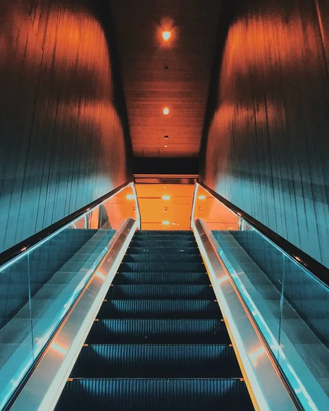 Escaladeira cinza sem pessoas em um metrô urbano — Fotografia de Stock