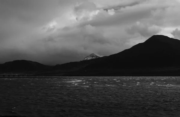 Hermosas Montañas Colinas Con Impresionantes Cielos Nublados Disparados Blanco Negro —  Fotos de Stock