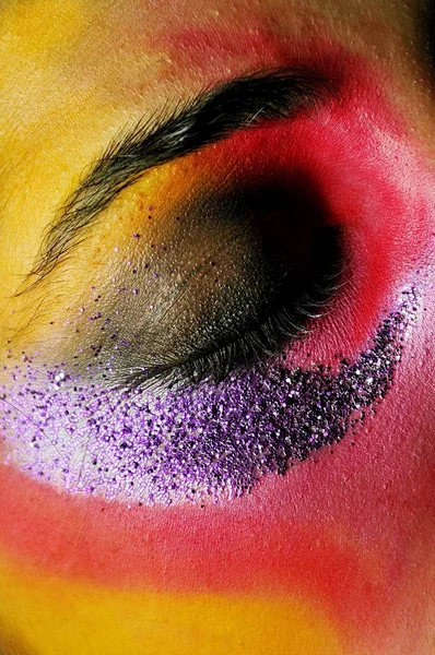 Primo piano verticale colpo di bella arte del corpo colorato di un occhio femminile — Foto Stock