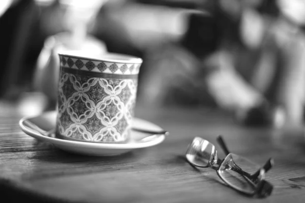 Φλιτζάνι καφέ και γυαλιά — Φωτογραφία Αρχείου