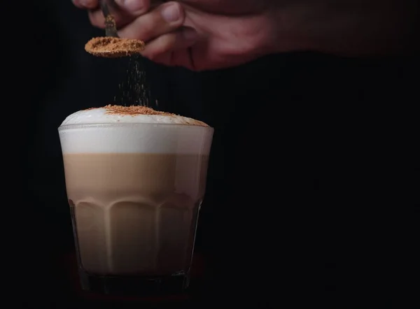 Kaneel gieten op een goed gemaakte schuimige koffie met ruimte voor tekst — Stockfoto