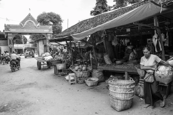Mercato birmano Nyaung-U, con bancarelle che vendono diversi articoli, vicino a Bagan, Myanmar . Immagini Stock Royalty Free