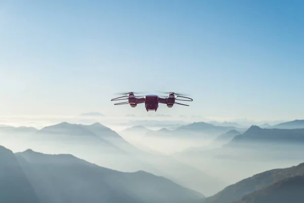 Dron Volando Sobre Colinas Montañas Nevadas Nebulosas —  Fotos de Stock