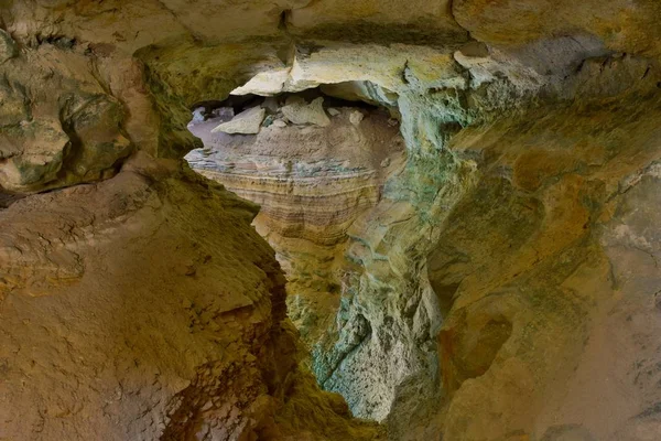 Wonder of caving - sedimentary rock layers and stratification — Stock Photo, Image