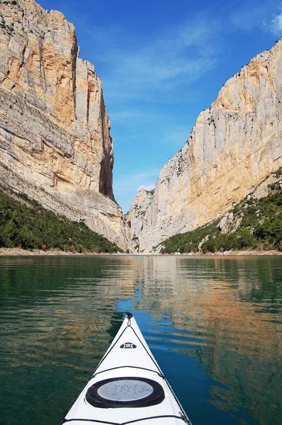 Plano Vertical Kayak Navegando Medio Las Montañas Día Soleado — Foto de Stock