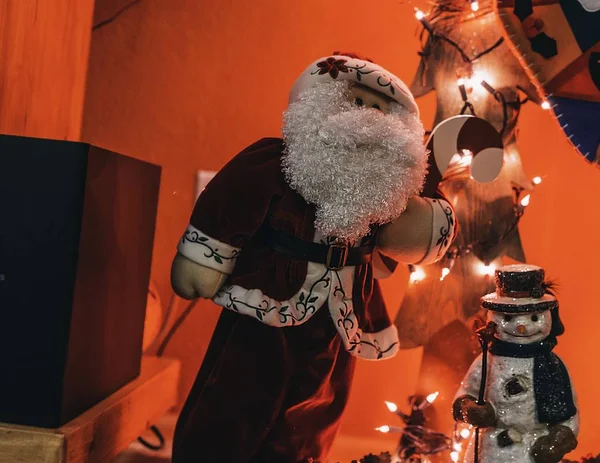 Nahaufnahme einer Weihnachtsmann-Figur auf einem Motorrad — Stockfoto