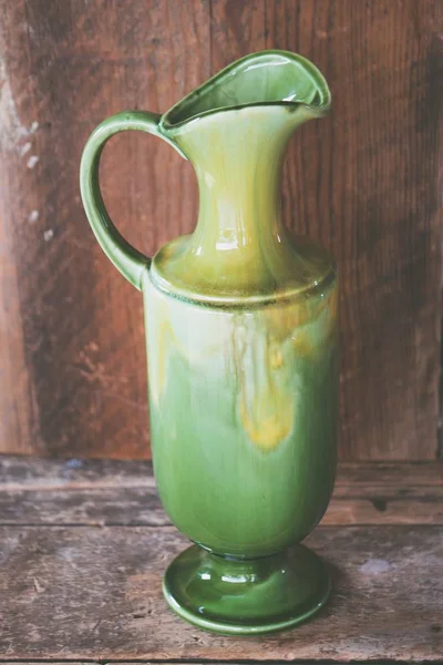 Gros plan d'un vase vintage en céramique verte sur un fond en bois — Photo