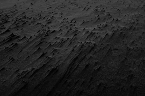 Graustufen-Nahaufnahme von Sandstrukturen in der Wüste — Stockfoto