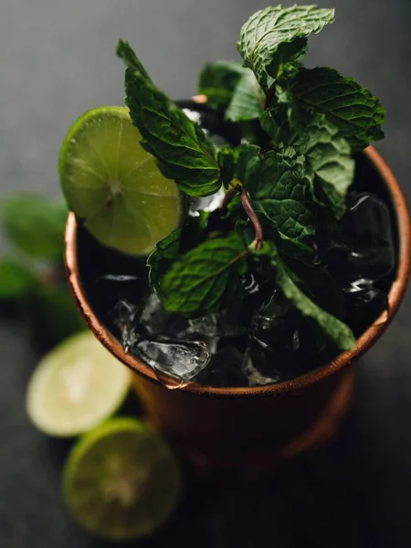 Üstüne limon ve taze nane yaprakları ile bir mojito kokteyl dikey yüksek açı çekim — Stok fotoğraf