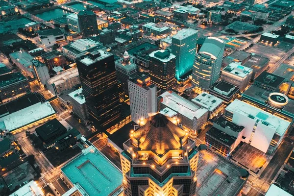 Uma Imagem Aérea Bela Arquitetura Uma Cidade Urbana Noite — Fotografia de Stock