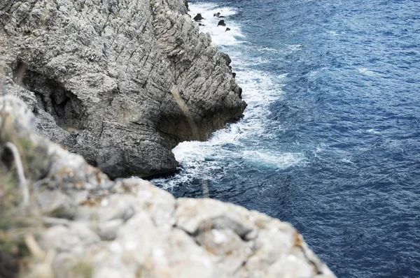コスタ ブラバの岩の崖に当たる海の波の長距離ショット — ストック写真