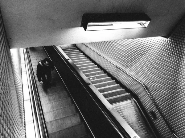 Pria di kereta bawah tanah dekat eskalator ditembak dari atas — Stok Foto
