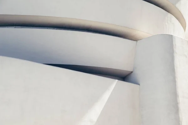 Ampla foto de close-up de um edifício arquitetônico abstrato branco — Fotografia de Stock