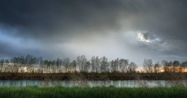 Una Hermosa Toma Río Con Bosque Reflejo Amanecer Con Nubes —  Fotos de Stock