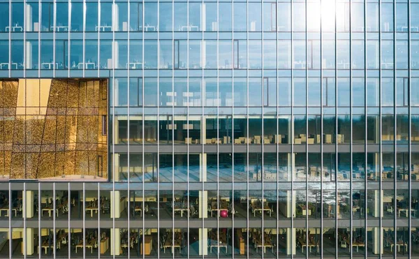 Vysoké sklo obchodní budova v městském městě — Stock fotografie