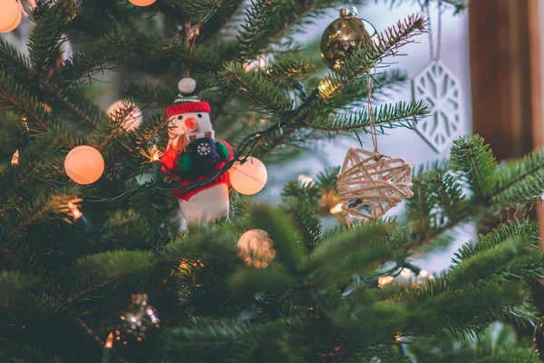 Primer plano de un árbol de Navidad con adornos y luces — Foto de Stock