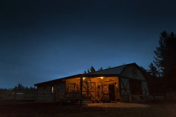 Eine alte Holzscheune auf einem Bauernhof im Wald unter schönem Nachthimmel — Stockfoto