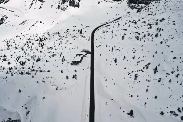 Krásná letecká střela bílého zasněženého pole — Stock fotografie