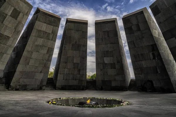 Armeense Genocide monument monumentaal complex met brand in het midden — Stockfoto