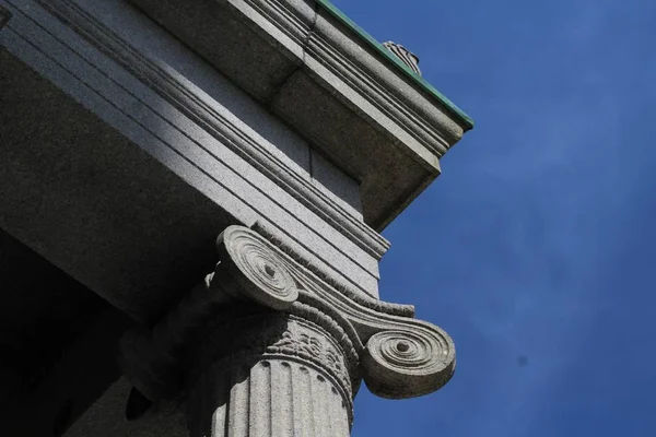 Neoclassical lonic style column with blue sky in the background — 스톡 사진