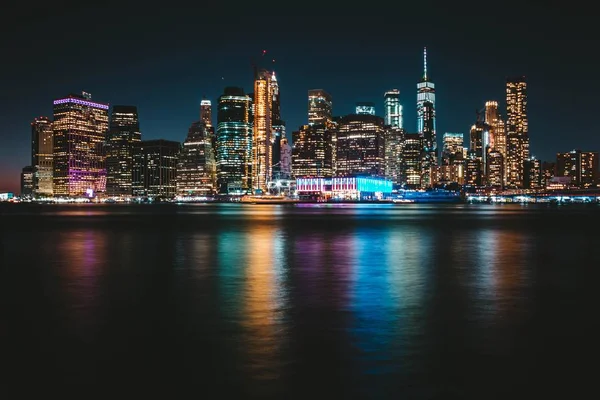 Verbazingwekkend breed schot van Manhattan Island van verre met kleurrijke reflectie in de rivier — Stockfoto