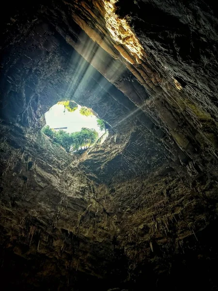 O peșteră frumoasă cu lumina soarelui care vine prin intrare — Fotografie, imagine de stoc