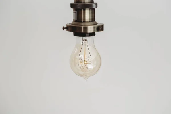 Closeup tiro de uma lâmpada em um fundo branco — Fotografia de Stock