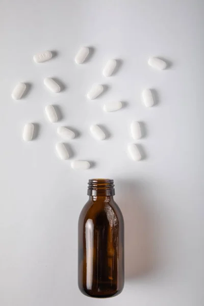 Botella médica con pastillas — Foto de Stock
