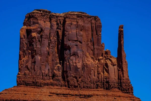 Gran roca del desierto con cielo azul claro en el fondo en un día soleado — Foto de Stock