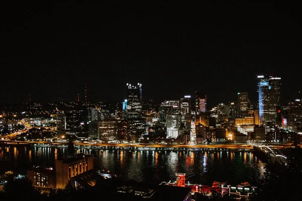 夜晚城市灯光的美丽空中拍摄 — 图库照片